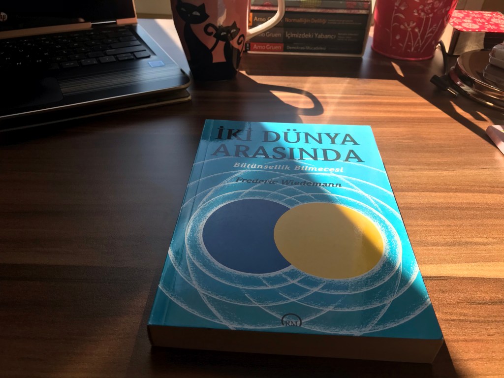 İki Dünya Arasında Bütünsellik Bilmecesi, Frederic&nbsp;Wiedemann