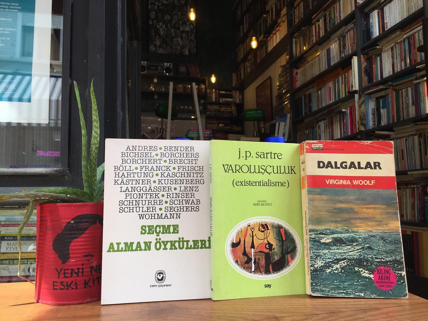 Ayna Tutan Başka Bir Dünya, “Palto&nbsp;Sahaf”