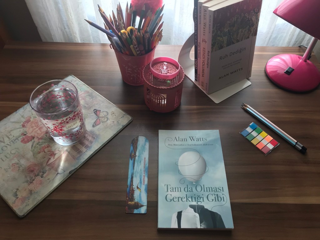 Tam da Olması Gerektiği Gibi, Alan&nbsp;Watts